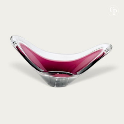 Coupe Tricorne en cristal doublé améthyste par Val Saint Lambert et Peter Muller-Munk, 1957. Forme organique moderniste à trois pointes. | Amethyst cased crystal Tricorne bowl by Val Saint Lambert and Peter Muller-Munk, 1957. Mid-Century Modern 3-point organic art glass centerpiece.