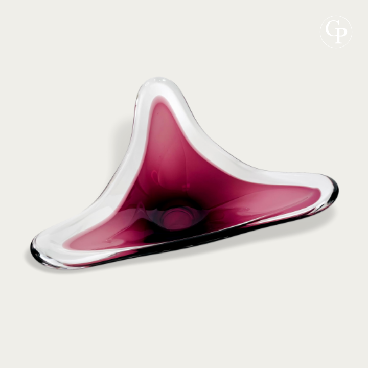 Vue plongeante de la coupe Tricorne en cristal doublé améthyste par Val Saint Lambert et Peter Muller-Munk, 1957. Design moderniste concave à trois pointes. | Top-down view of the amethyst cased crystal Tricorne bowl by Val Saint Lambert and Peter Muller-Munk, 1957. Mid-Century Modern 3-point organic art glass centerpiece.