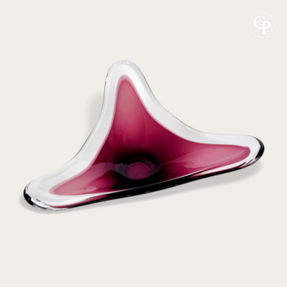 Vue plongeante de la coupe Tricorne en cristal doublé améthyste par Val Saint Lambert et Peter Muller-Munk, 1957. Design moderniste concave à trois pointes. | Top-down view of the amethyst cased crystal Tricorne bowl by Val Saint Lambert and Peter Muller-Munk, 1957. Mid-Century Modern 3-point organic art glass centerpiece.