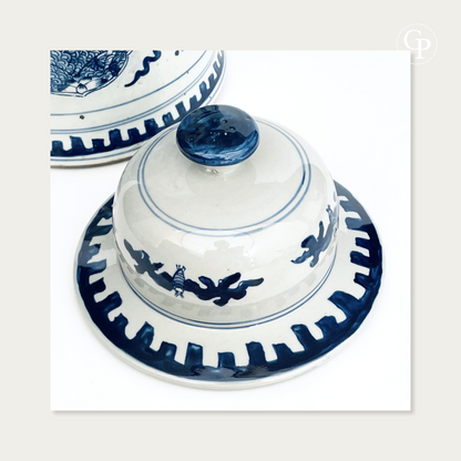 Gros plan sur le couvercle en porcelaine de Chine du XIXe siècle posé séparément montrant la prise en bouton bleu et le décor peint de crevettes | Close-up of the 19th-century Chinese porcelain jar lid displayed separately showing the blue knob finial and hand-painted shrimp motifs