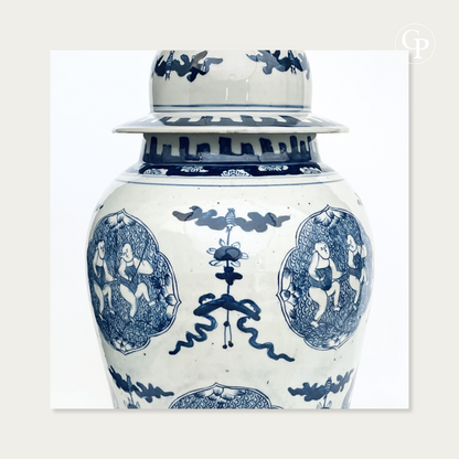 Gros plan sur la partie supérieure du vase en porcelaine chinoise bleu et blanc montrant le motif du nœud sans fin entouré des cartouches d'enfants pêcheurs | Close-up of the upper section of the Chinese blue and white porcelain vase showing the endless knot symbol framed by fishing children medallions