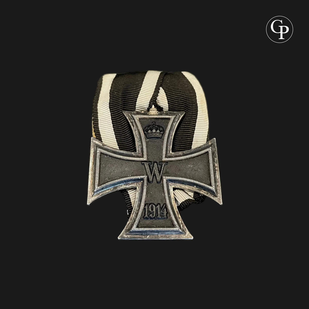 Iron Cross 2nd Class 1914 (EK2) with parade mounting "Max Reich, Breslau" – front view with silver patina | Croix de Fer 2e Classe 1914 (EK2) avec montage de parade "Max Reich, Breslau" – vue de face avec patine argentée