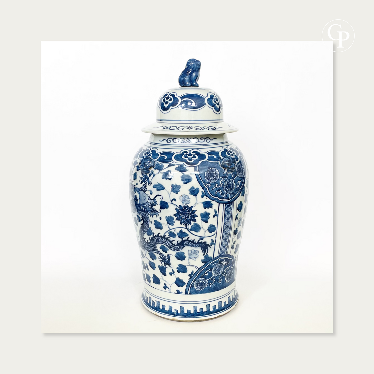 Vue latérale d'un grand vase couvert balustre en porcelaine de Chine bleu et blanc du XIXe siècle avec décor de dragon impérial et réserve fleurie sur fond blanc studio | Profile view of a 19th century Chinese blue and white porcelain covered baluster vase with imperial dragon design and floral cartouche on studio white background