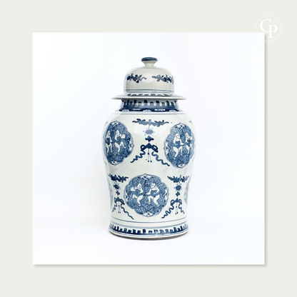 Vue d'ensemble de face du grand vase balustre en porcelaine de Chine bleu et blanc d'époque Guangxu circa 1885 présentant les cartouches d'enfants pêcheurs et le couvercle dôme d'origine | Front view of the large 19th-century Chinese blue and white porcelain baluster vase showing fishing children medallions and original domed lid