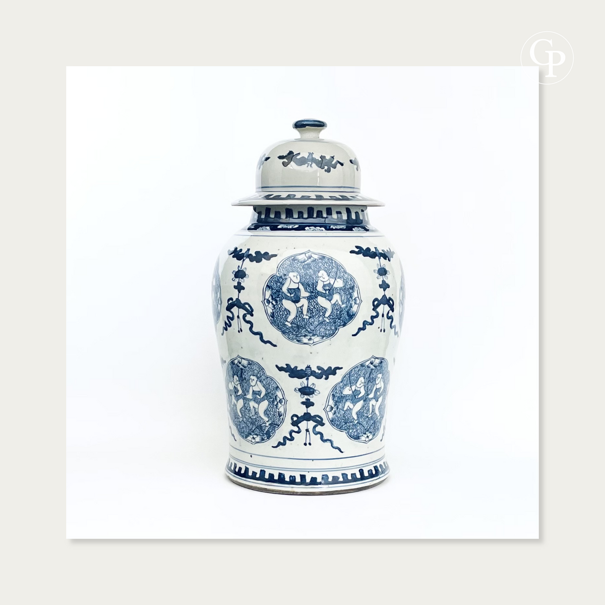Vue de face du grand vase balustre en porcelaine de Chine bleu et blanc du XIXe siècle révélant les cartouches d'enfants pêcheurs et le motif du nœud sans fin bouddhiste | Front view of the 19th-century Chinese blue and white porcelain baluster vase revealing fishing boys medallions and endless knot motif