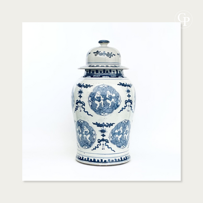 Vue de face du grand vase balustre en porcelaine de Chine bleu et blanc du XIXe siècle révélant les cartouches d'enfants pêcheurs et le motif du nœud sans fin bouddhiste | Front view of the 19th-century Chinese blue and white porcelain baluster vase revealing fishing boys medallions and endless knot motif