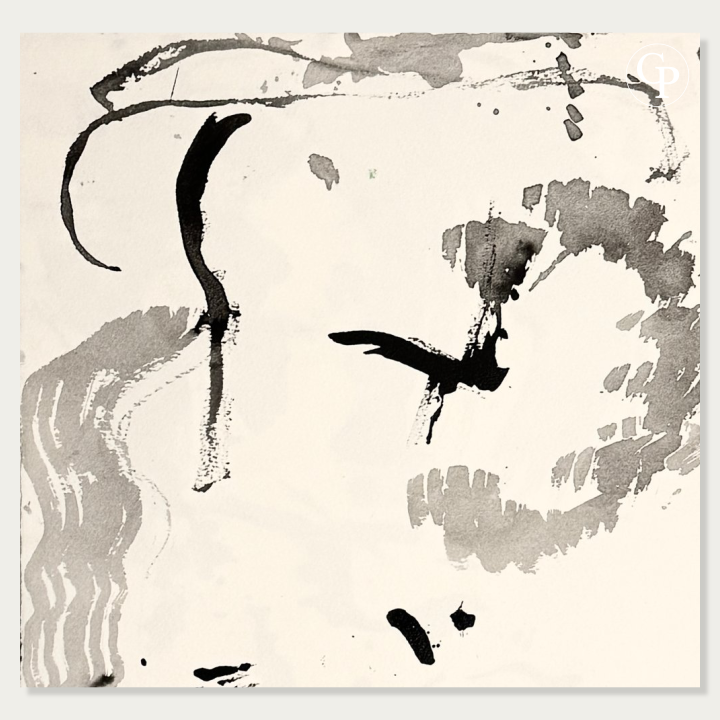 Detailed close-up showing the spontaneous brushwork, textured black ink and gray wash gradients of the original lyrical abstract painting by Hanna Ben-Dov with Galerie Popincourt logo | Gros plan détaillé mettant en valeur la spontanéité du geste, la texture de l'encre de Chine et les nuances de lavis gris de l'œuvre abstraite lyrique d'Hanna Ben-Dov avec logo Galerie Popincourt