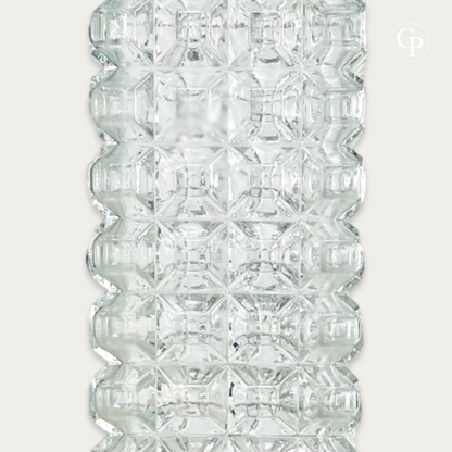 Close-up detail of the modular faceted glass blocks and optical texture of the Rudolf Jurnikl vase for Sklo Union 1963 on a neutral background with Galerie Popincourt logo | Gros plan détaillé des blocs de verre facettés et de la texture optique du vase de Rudolf Jurnikl pour Sklo Union 1963 sur fond neutre avec logo Galerie Popincourt