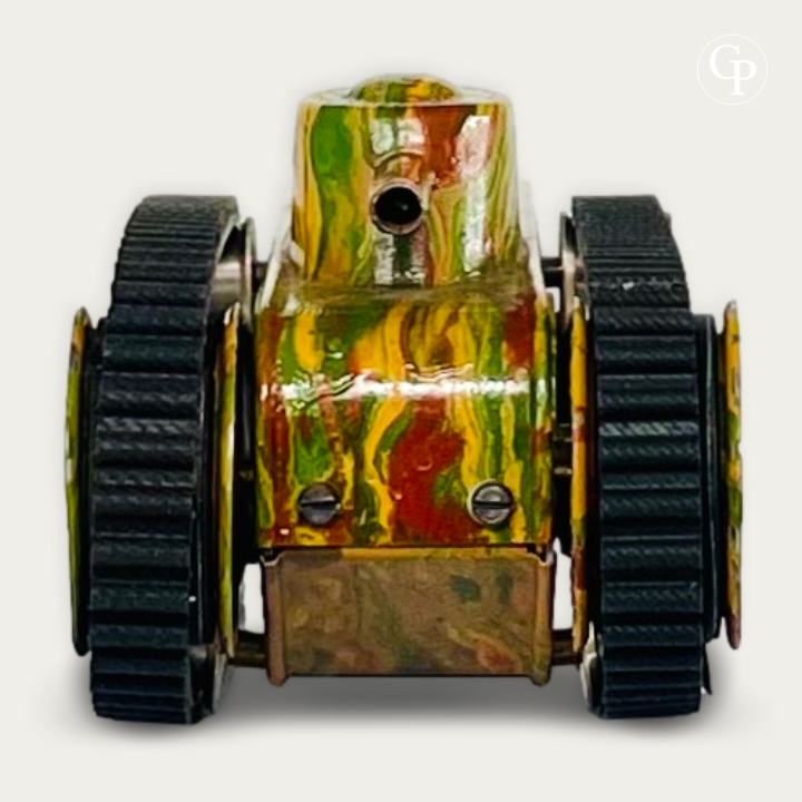 Vue de face du Tank MÄRKLIN Type L 1917 en tôle peinte avec canon à pois et chenilles | Front view of 1917 Märklin Type L hand-painted tinplate clockwork tank showing cannon and tracks