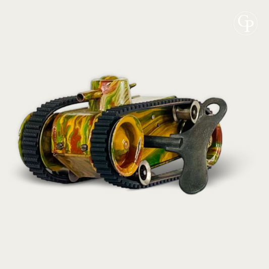 Vue trois-quarts du Tank MÄRKLIN Type L 1917 avec sa clé de remontage insérée dans le mécanisme | Three-quarter view of 1917 Märklin Type L tinplate tank with winding key inserted in clockwork mechanism