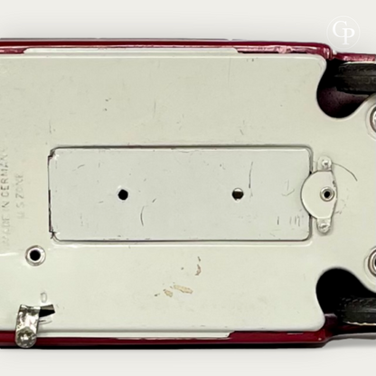Gros plan marquage d'origine Made in Germany US Zone sous le châssis TippCo Hudson Limousine c.1948 | Close-up original Made in Germany US Zone stamping on TippCo Hudson Limousine tin toy chassis c.1948