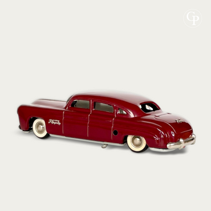 TippCo Hudson Limousine rouge Burundi vue trois-quarts arrière gauche profil et monogramme chromé c.1948 US Zone Germany | Vintage TippCo Hudson Limousine tin toy car rear three-quarter left view Burundi red lacquer c.1948 US Zone Germany