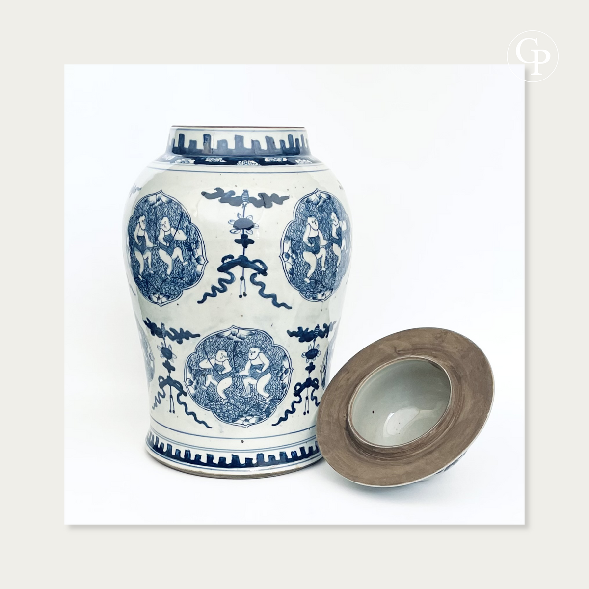 Vase balustre en porcelaine de Chine debout sans son couvercle, présenté aux côtés du couvercle retourné montrant sa face interne en terre brute d'origine | Chinese porcelain baluster vase displayed without lid alongside the inverted cover revealing its unglazed ceramic underside