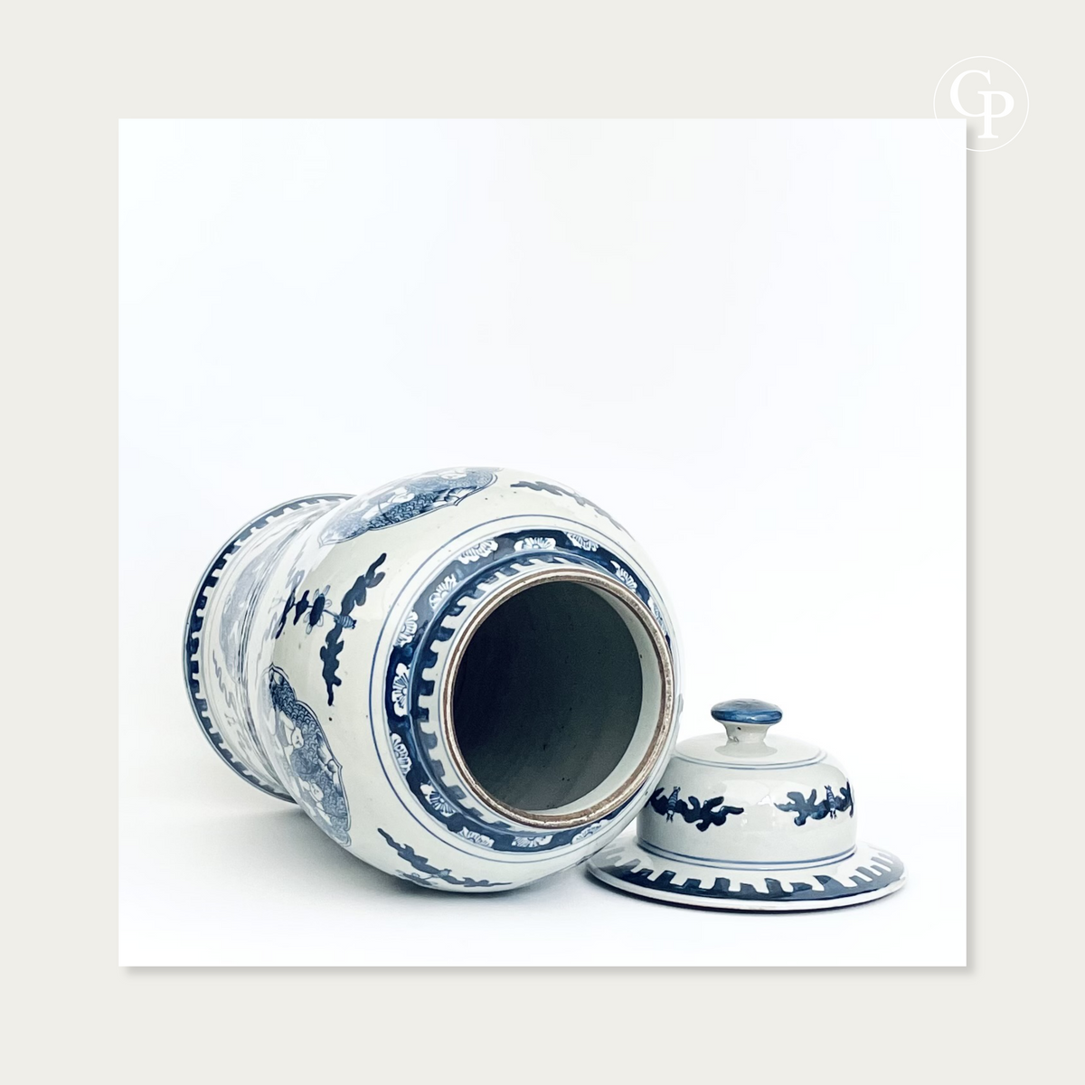 Vase balustre en porcelaine de Chine d'époque XIXe couché avec couvercle séparé montrant l'ouverture du col et l'état parfait de l'émail | 19th-century Chinese porcelain baluster vase lying down with separate lid showing the rim opening and perfect porcelain condition